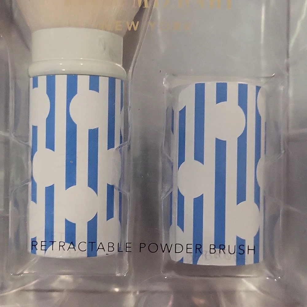 Issey Mizrahi Retractable Powder Brush Boxed Last One